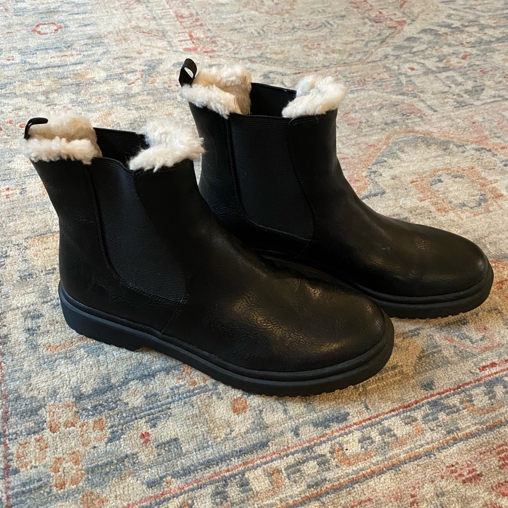 American Eagle black Chelsea boot.